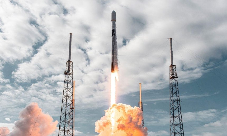 SpaceX вывела на орбиту рекордное число спутников: как это было