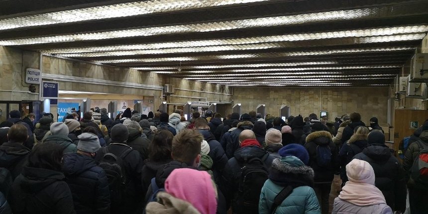 На станции «Героев Днепра» вновь образовались толпы
