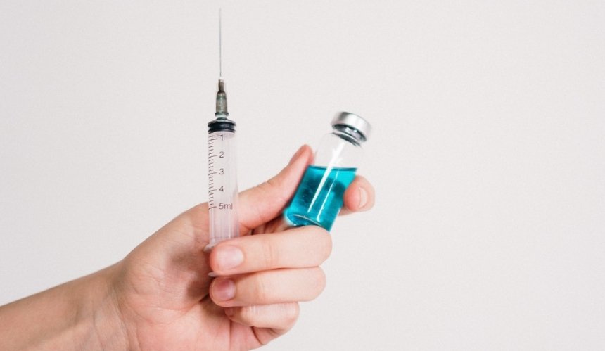 В Украине разрешили бустерную дозу вакцины от COVID-19: кто и когда ее может получить