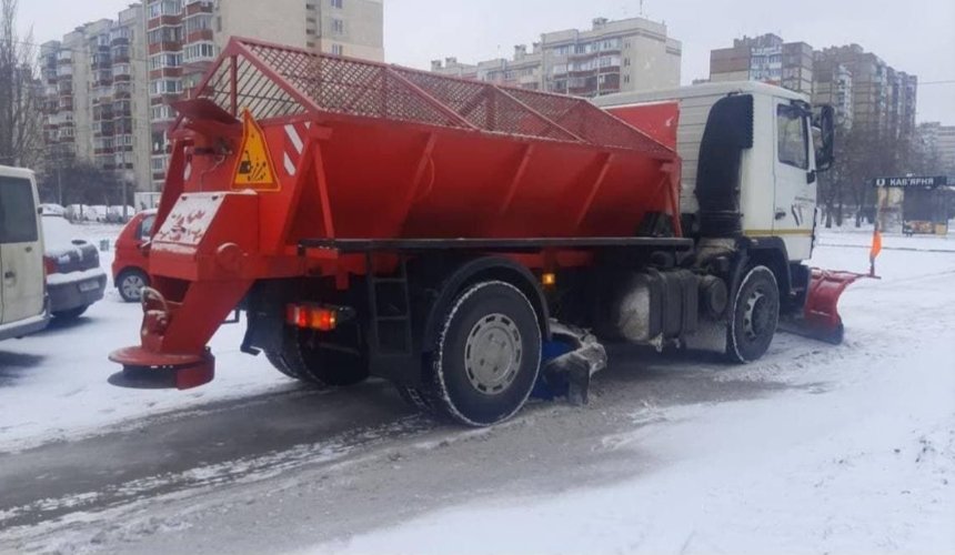 В Киеве продолжатся снегопады: как коммунальщики убирают улицы