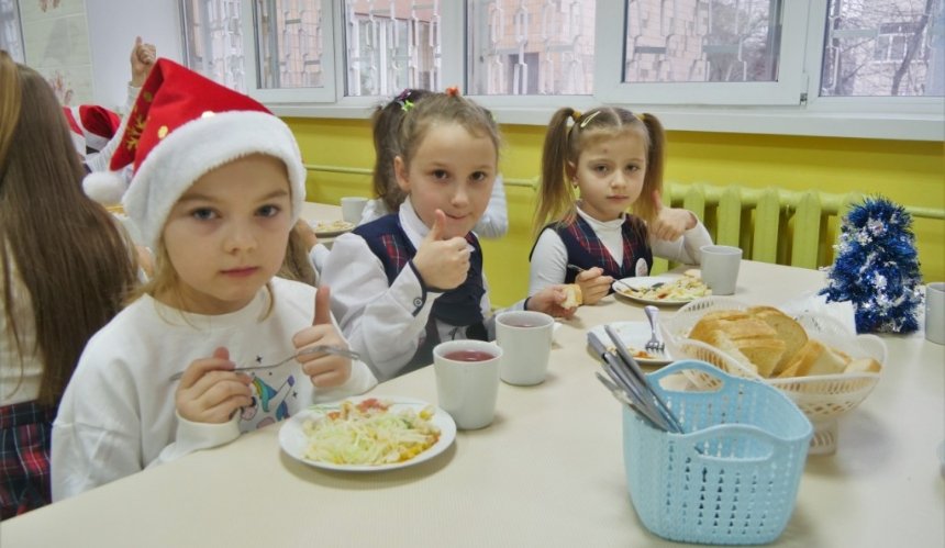 В украинских школах ввели новую систему питания: чем будут кормить детей