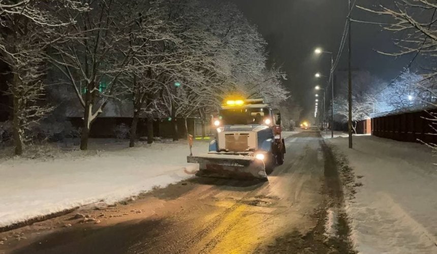 Киев завалило снегом: в КГГА рассказали, как чистят столичные дороги