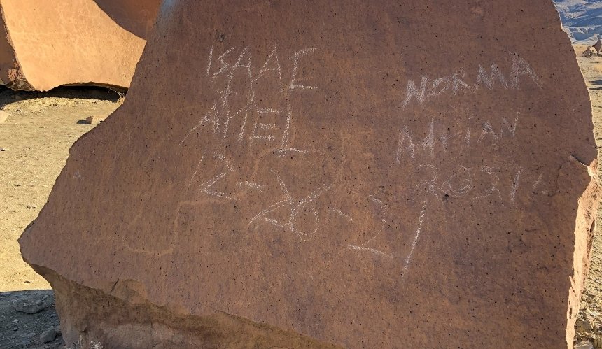 В Техасе туристы повредили древние петроглифы, оставив на них свои имена