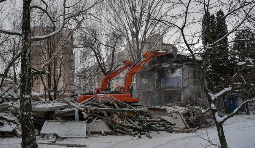 На Метрологической начали сносить общежитие НАН Украины