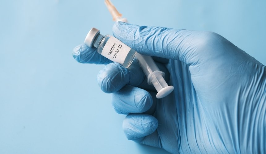 В США тестируют вакцину от всех вариантов коронавируса