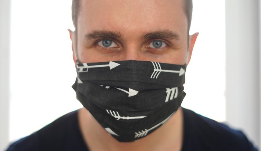 Люди в защитных масках выглядят более привлекательно, — исследование