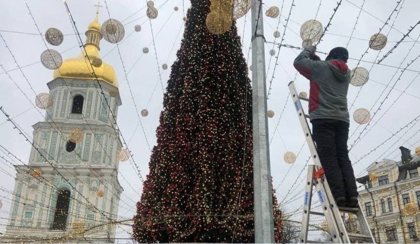 На Софийской площади начали разбирать главную елку Украины