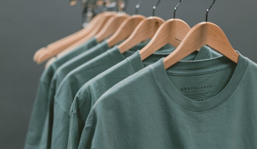 Магазин «Ласка» запустил проект по созданию мерча из старой одежды