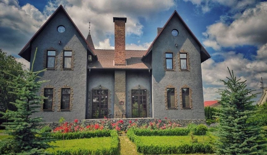 Под Киевом продают «средневековый замок» за миллион долларов: фото