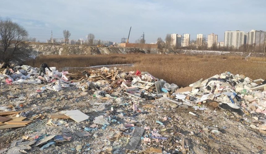 Возле станции «Харьковская» обнаружили огромную свалку мусора