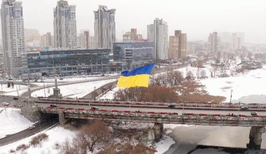 В День Соборности киевляне создали «живую цепь» и развернули 30-метровый флаг