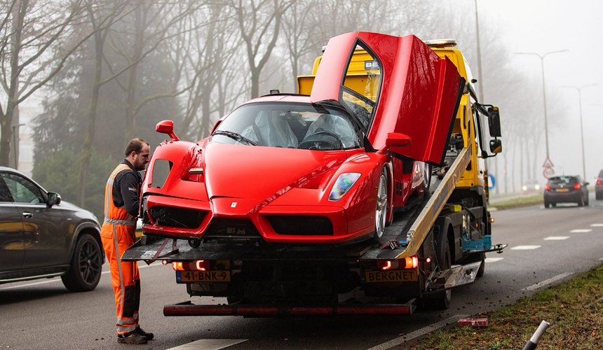 В Нидерландах во время тест-драйва разбили лимитированную модель Ferrari