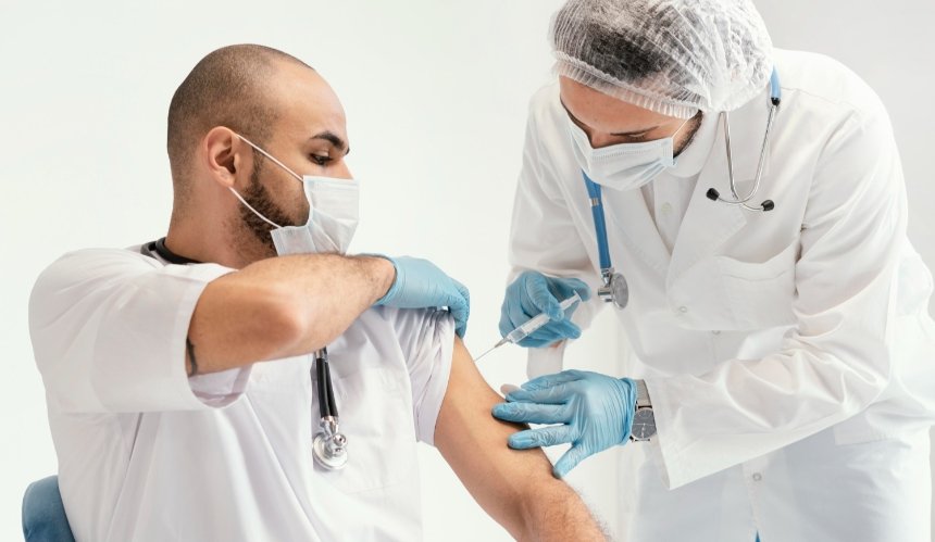 Pfizer и BioNTech начали исследования вакцины от «Омикрона» на людях