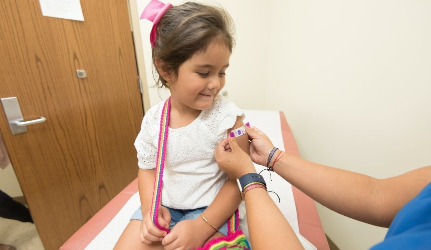 В Великобритании начали вакцинировать против COVID-19 детей от 5 лет