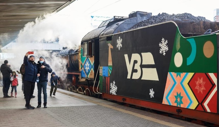 "Укрзалізниця" призначила додаткові рейси святкового ретро-поїзда