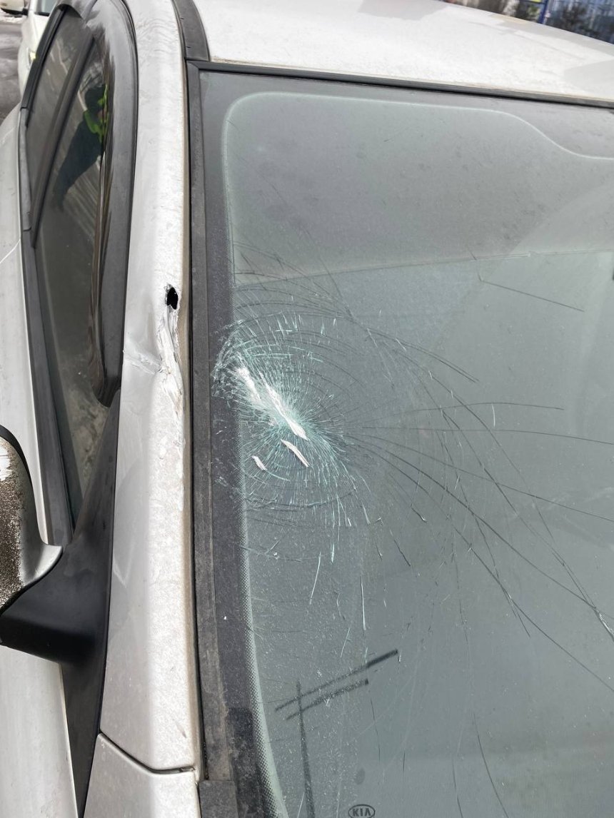 Уламок ракети пошкодив автомобіль у Дарницькому районі