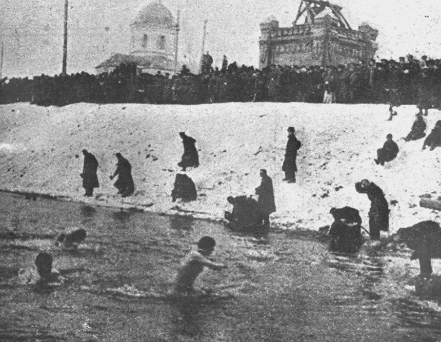 Купання в Києві у Дніпрі на Водохреще, 1910 рік.