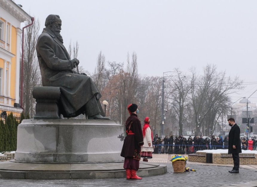 Президент Зеленський покладає квіти до підніжжя пам’ятника Михайла Грушевського, 2021 рік