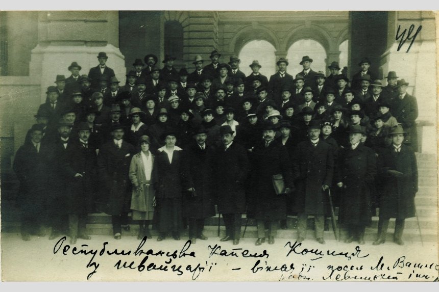 Український хор разом з головою дипломатичної місії УНР Миколою Васильком у місті Берн, Швейцарія, 1919 рік