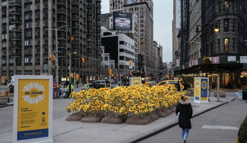 У Нью-Йорку до Дня Соборності України представили інсталяцію із 333 соняшників 