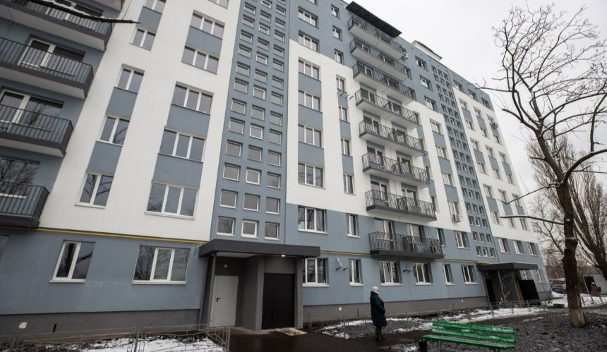 У Києві відновили одинадцять багатоповерхівок, пошкоджених через обстріли