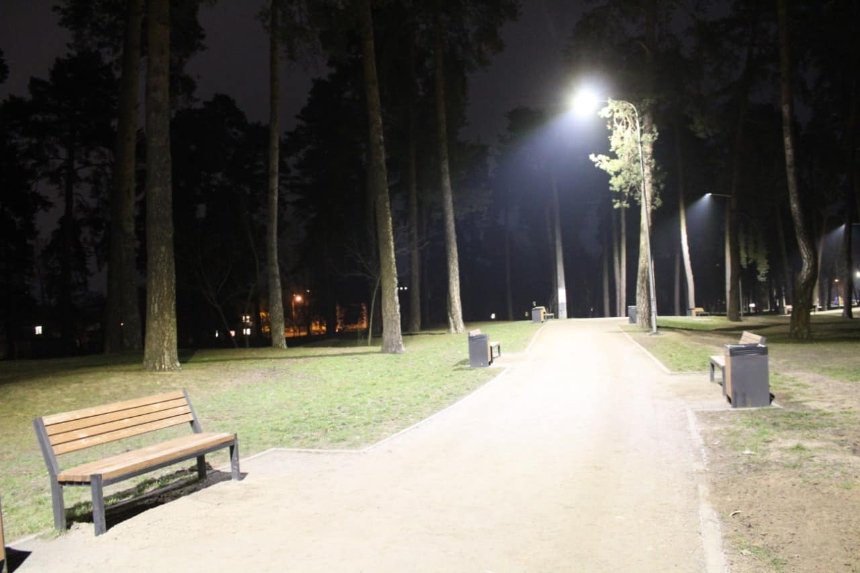 У парку Партизанської слави оновили освітлення