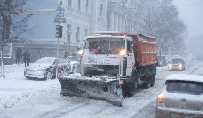У Києві очікують снігопад: комунальники підготували спецтехніку для подолання наслідків негоди
