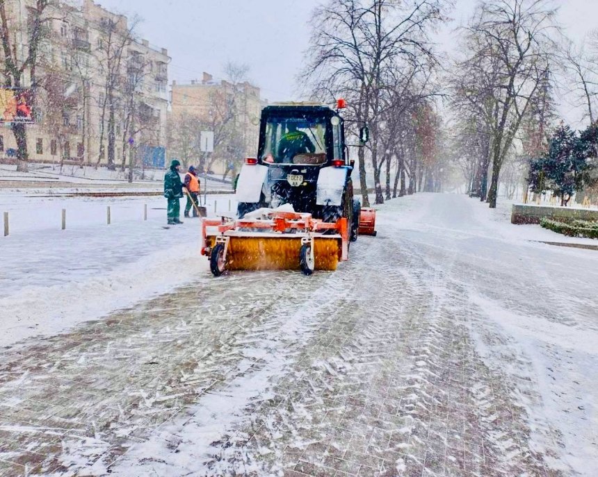 У столиці комунальні служби ліквідовують наслідки снігопаду