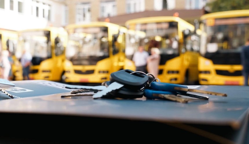 У 2023 році школи Київщини отримали 83 нові автобуси: подробиці