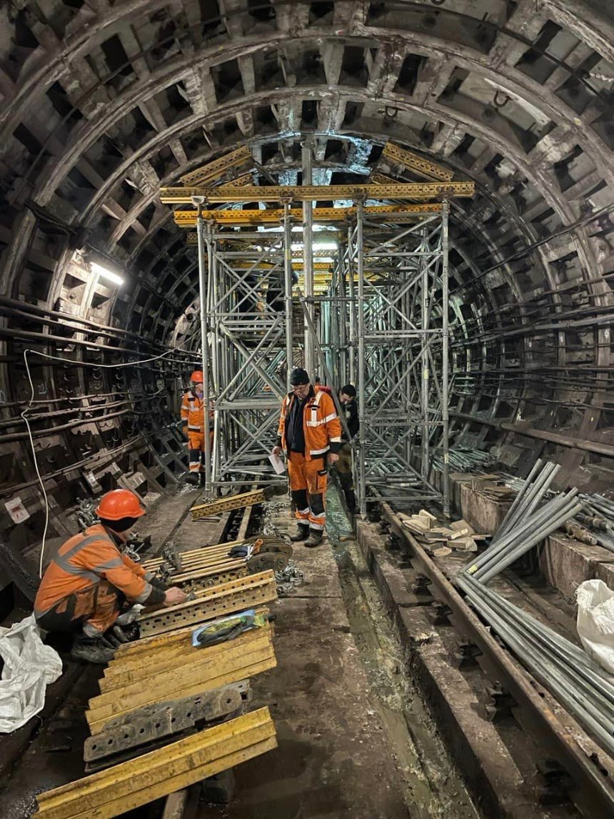 На вже закритих станціях метро синьої гілки виконують підготовчі роботи