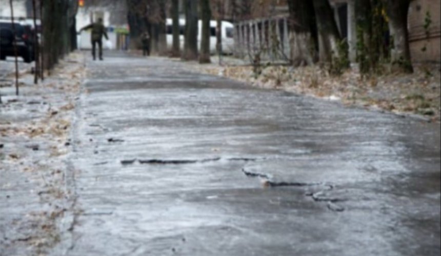 Негода на Київщині: мешканців області попередили про зниження температури та ожеледицю на дорогах