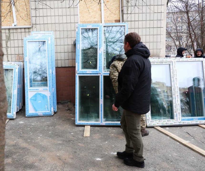 7 січня у місті Вишневе Київської області розпочали монтаж вікон у багатоквартирних будинках, що постраждали від обстрілів росіян