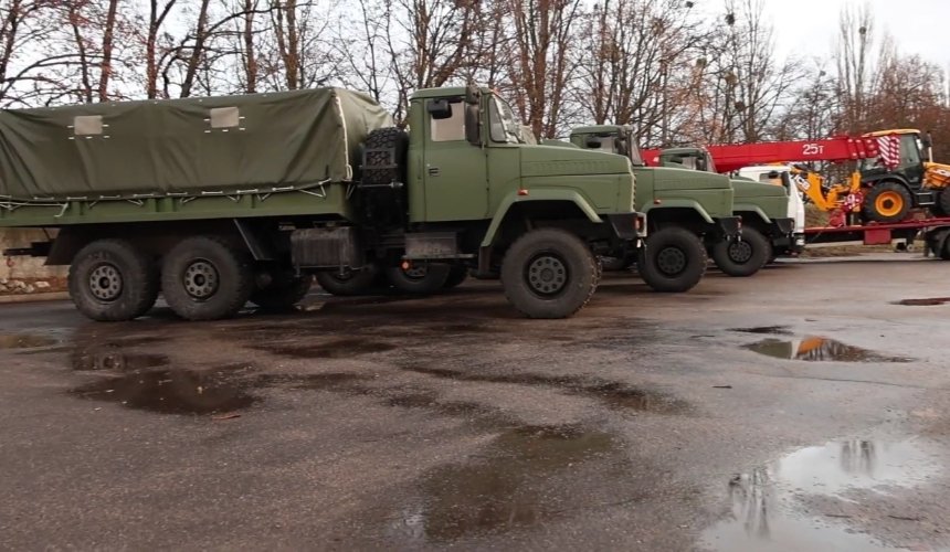 Громади Київщини передали партію автомобілів військовим ЗСУ: подробиці