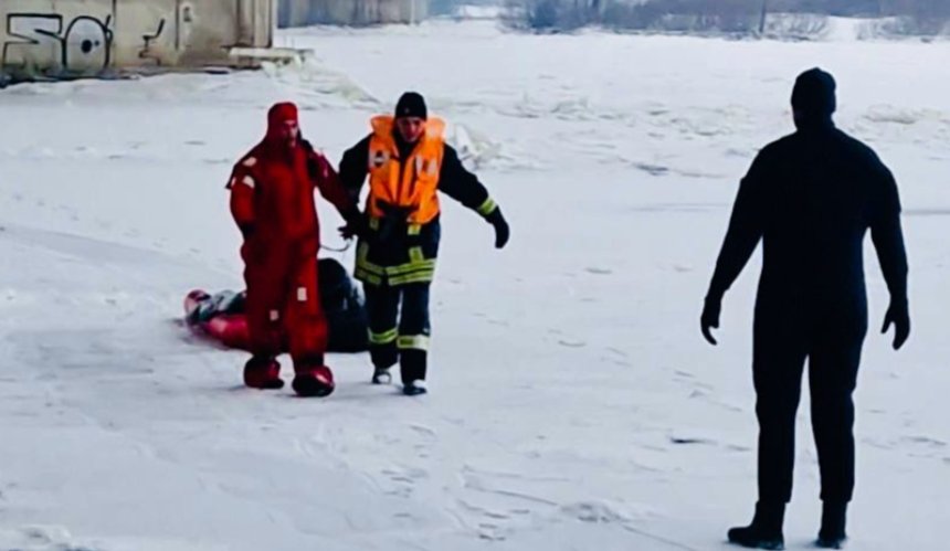 У Дарницькому районі столиці рибалка провалився під кригу