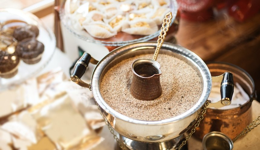 Де в Києві випити каву, яку готують на піску: добірка закладів