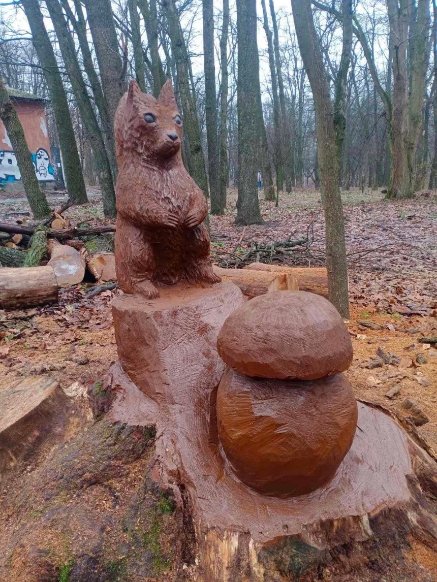 У Києві в парку імені Максима Рильського планують встановити нові дерев'яні скульптури. 