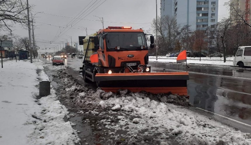 Протиожеледна обробка доріг у Києві: скільки техніки задіяли
