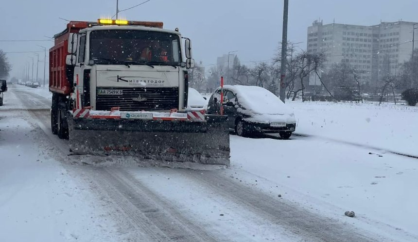24 січня у Києві чистять дороги від снігу: задіяно 228 одиниці техніки