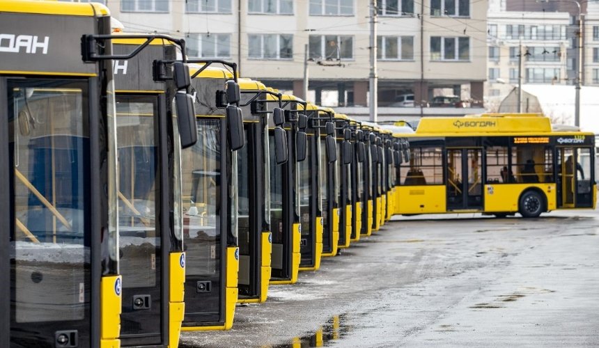 На вихідних низка столичних автобусів і тролейбусів змінить маршрути: нові схеми руху