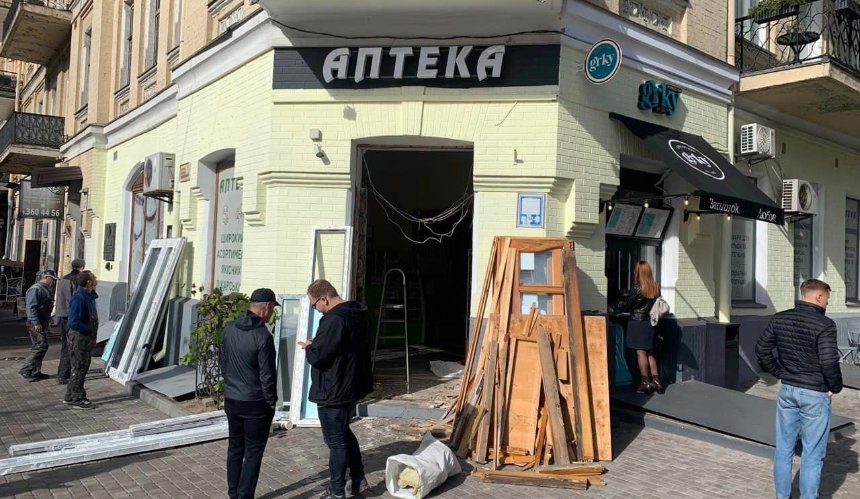 У КМДА проти встановлення деревʼяних дверей в аптеці на Хмельницького, які відновили кияни