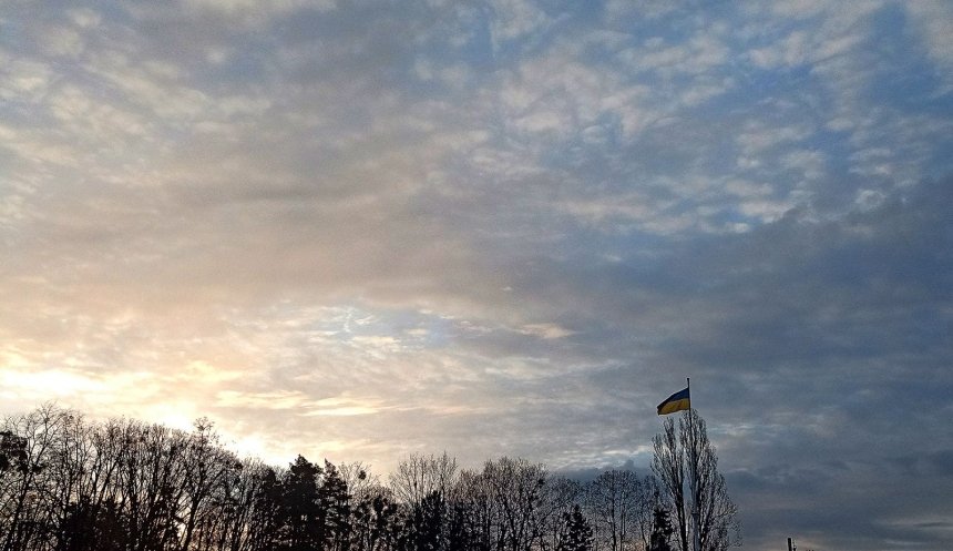 Зранку 31 січня у Києві містяни могли спостерігати незвичайне погодне явище — висококупчасті пластівцеподібні та непросвічуючі хмари.