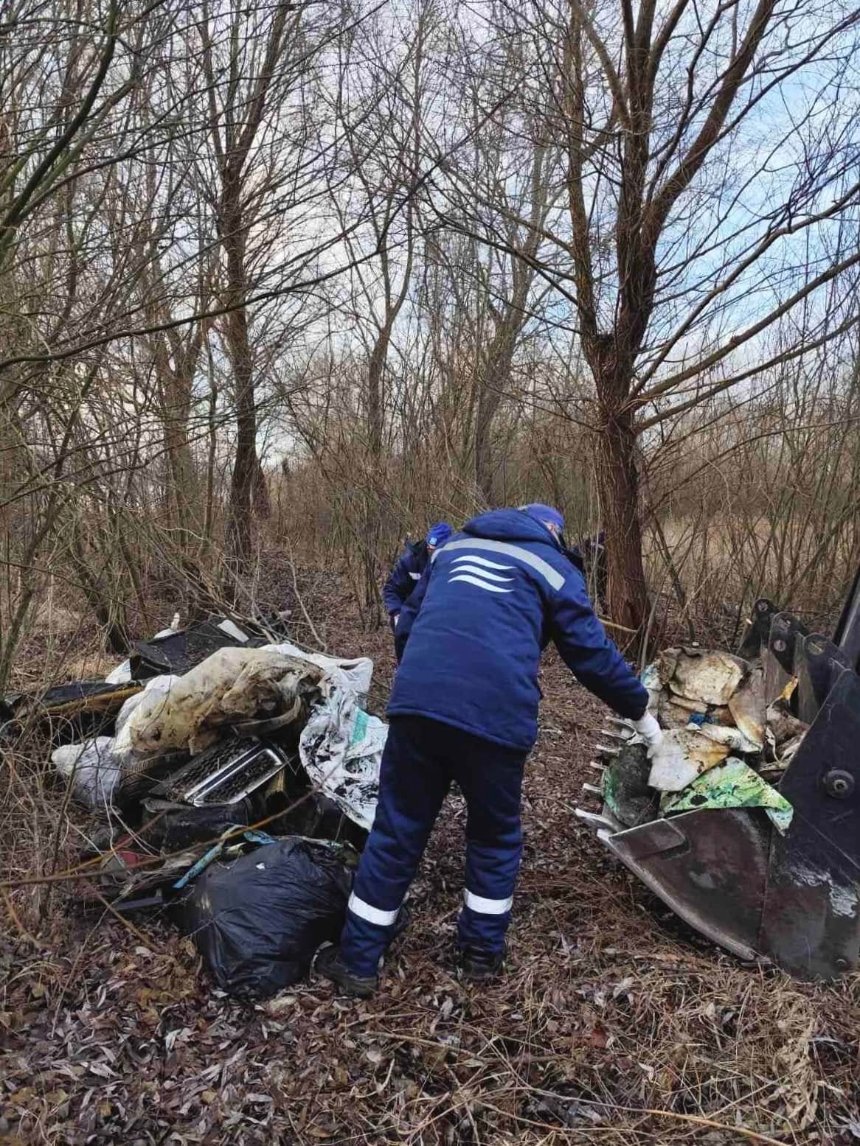 З озера Тягле в Дарницькому районі вивезли 70 кубометрів сміття. Фото: КП "Плесо"