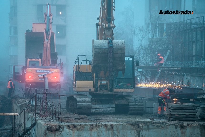 Метро на Виноградар будують цілодобово. Фото: Autostrada