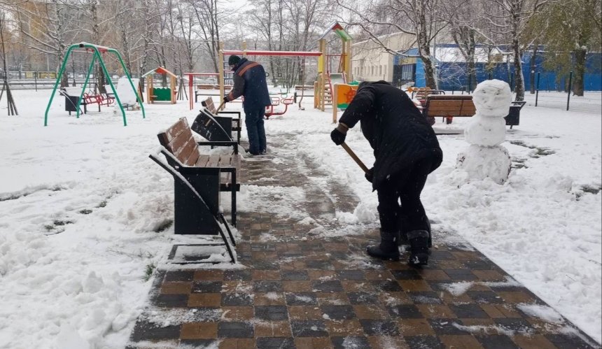 У Києві проводять протиожеледну обробку та розчистку доріг: скільки задіяли техніки