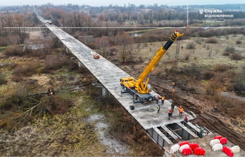 На Київщині відбудовують міст через річку Тетерів: фото