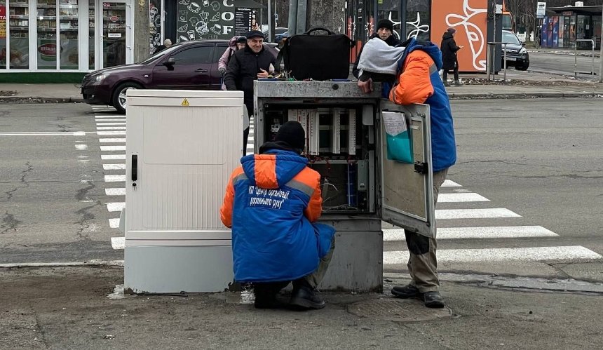 У Солом'янському районі встановили дві шафи резервного живлення для світлофорів: деталі