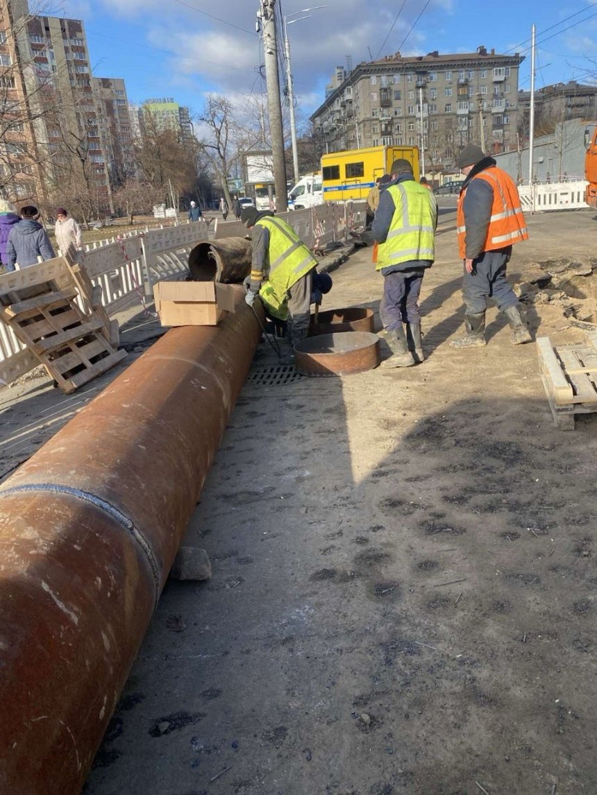 У Києві ремонтують водопровідну магістраль, пошкоджену внаслідок ракетної атаки 18 січня 2025 року