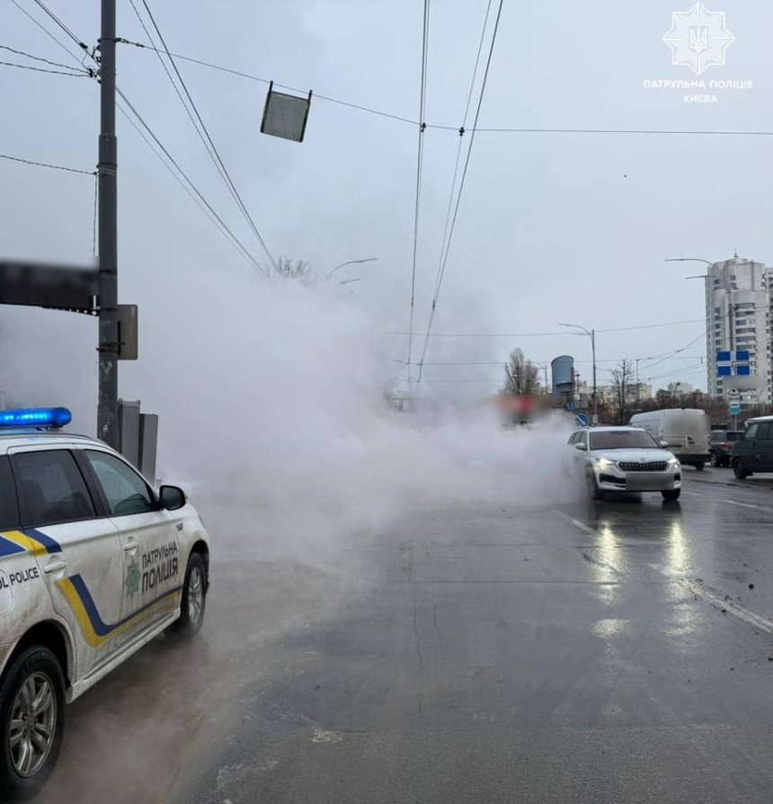 Через аварію у Києві затопило проспект Лобановського Через аварію у Києві затопило проспект Лобановського