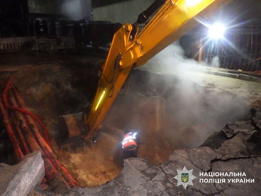 16-річна дівчина&nbsp;впала&nbsp;в яму з окропом на проспекті Лобановського