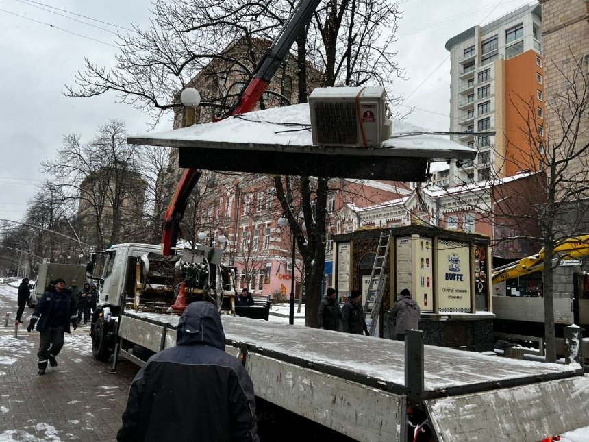 З Хрещатика&nbsp;прибрали "МАФи-хмарочоси"